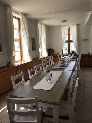 بوفيه فطور يوميًا بتكلفة قدرها (9 EUR للشخص)