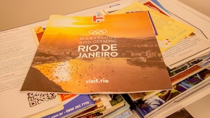 Une brochure intitulée « Rio de Janeiro, ville merveilleuse et ville olympique », comportant un code QR et l’adresse d’un site web.