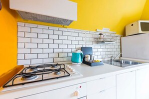 Kühlschrank, Mikrowelle, Ofen, Herdplatte