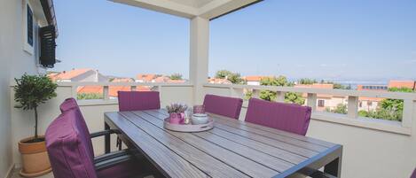 Comfort-Apartment, 1 Queen-Bett, Whirlpool, Meerblick | Terrasse/Patio