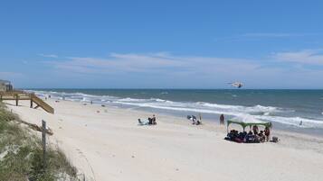 Plage à proximité, chaises longues