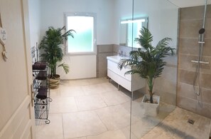 Dusche, Haartrockner, Toilettenpapier