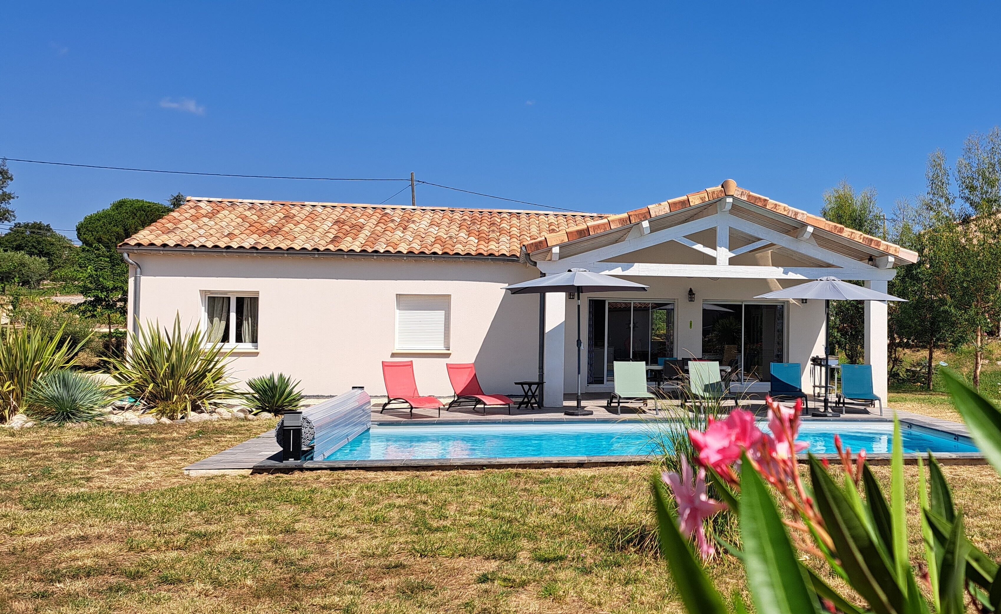 Ulkouima-allas, aurinkotuoleja