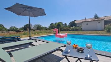 Piscine extérieure, chaises longues