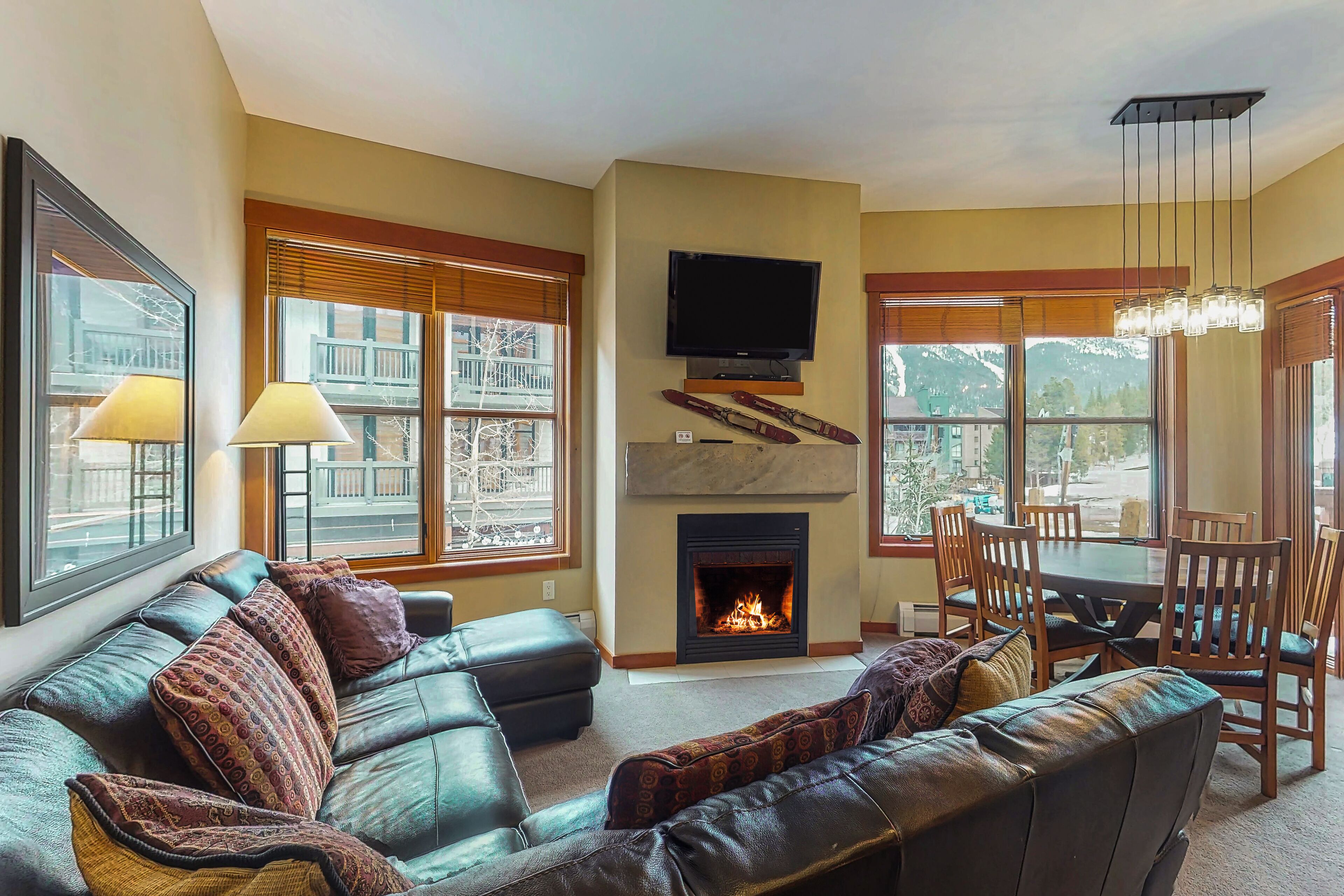 Quaint condo w/private balcony, shared hot tub & fitness center - Walk to lifts