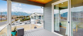Luxurious home w/ a great lake view & spacious deck - near casino & town
