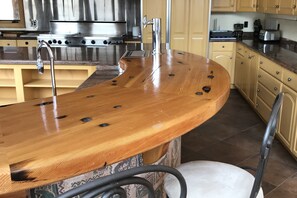 Fridge, microwave, oven, stovetop - Bella Vista House Grand Piano 3100 sq ft Panoramic Mtn Views ~ Sleeps up to 7 (Hesperus)