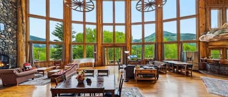 Smart TV, chimenea y libros