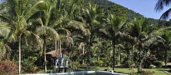 House with 1 suite, 3 bathrooms, close to beaches, waterfalls and mountains.