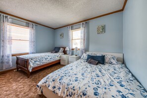 3 bedrooms, free Internet, bed sheets