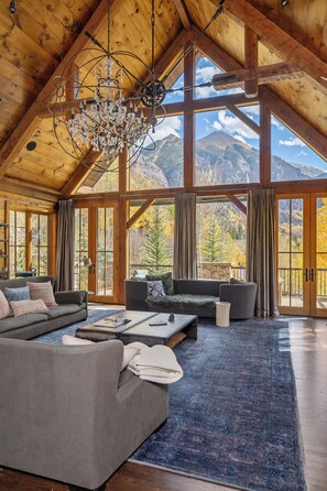 Smart TV, fireplace, video games, DVD player - East End 5BR luxury home w/ Views, Home Theater Rm, HOT TUB & Amenities GALORE! (Telluride)