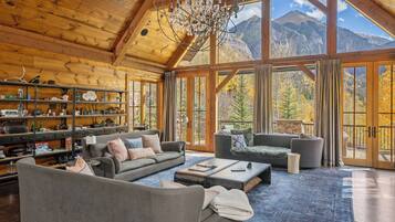 TV connectée, cheminée, jeux vidéo, lecteur de DVD