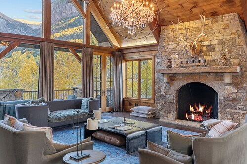 East End 5BR luxury home w/ Views, Home Theater Rm, HOT TUB & Amenities GALORE!