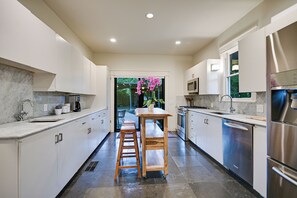 Fridge, microwave, oven, stovetop - Iconic Austin Home + Shared Pool - Hemingway! (Austin)