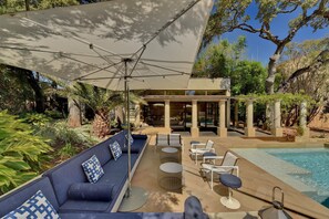 Outdoor dining - Iconic Austin Home + Shared Pool - Hemingway! (Austin)