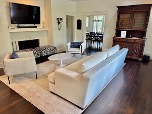 テレビ、暖炉、書庫、ステレオ