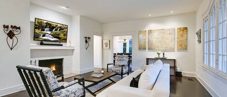 Una televisión, una chimenea, libros, un reproductor estéreo