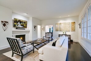 TV, fireplace, books, stereo - Iconic Austin Home + Shared Pool - Hemingway! (Austin)