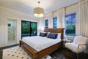 4 bedrooms, iron/ironing board, internet, bed sheets - Iconic Austin Home + Shared Pool - Hemingway! (Austin)