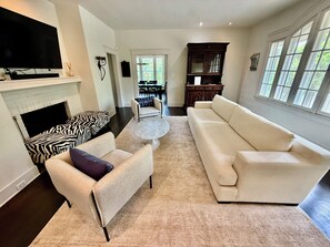 テレビ、暖炉、書庫、ステレオ