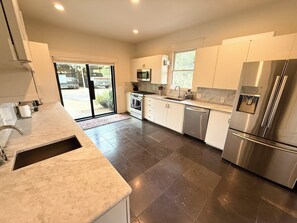 冷蔵庫、電子レンジ、オーブン、コンロ