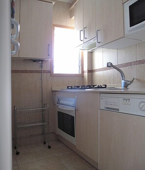 Kühlschrank, Mikrowelle, Ofen, Wasserkocher mit Kaffee-/Teezubehör