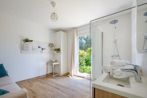 Combinazione doccia/vasca, asciugacapelli, asciugamani, sapone