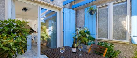 屋外ダイニングエリア