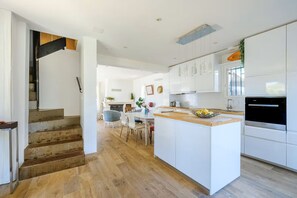 Een koelkast, een microgolfoven, een oven, een kookplaat