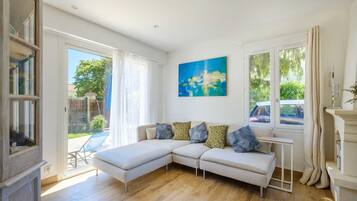 Smart-tv, een open haard, boeken en een computerscherm