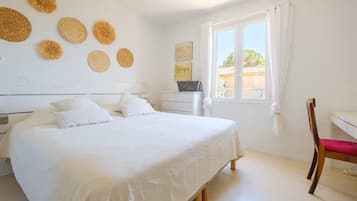 3 slaapkamers, een bureau, een strijkplank/strijkijzer, reisbedje