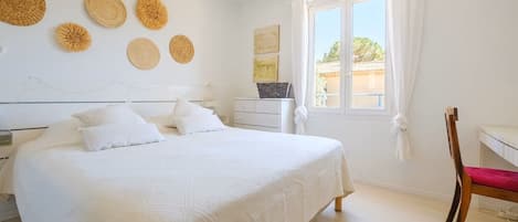 3 bedrooms, desk, iron/ironing board, travel cot