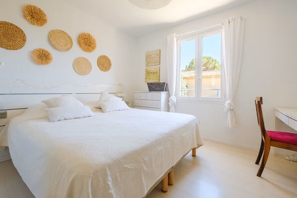 3 Schlafzimmer, Schreibtisch, Bügeleisen/Bügelbrett, Reisekinderbett