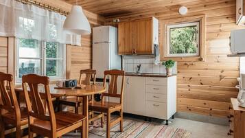 Refrigerador, microondas, utensilios de cocina