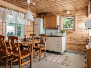 Kylskåp, mikrovågsugn och grytor/köksredskap