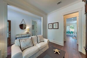 Smart TV - New Home located a short walk to village and beaches (St Simons Island)