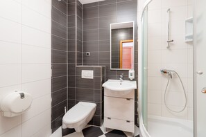 Dusj, hårføner, håndklær og såpe