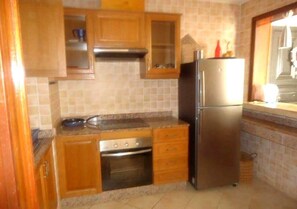 Kühlschrank, Ofen, Herdplatte, Kochgeschirr/Geschirr/Besteck