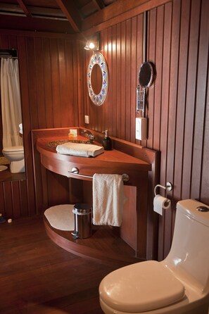 Douche, sĂšche-cheveux, serviettes fournies