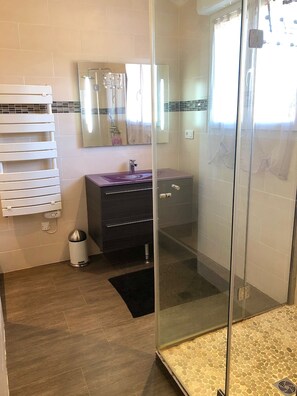Dusche, Haartrockner, Handtücher, Seife