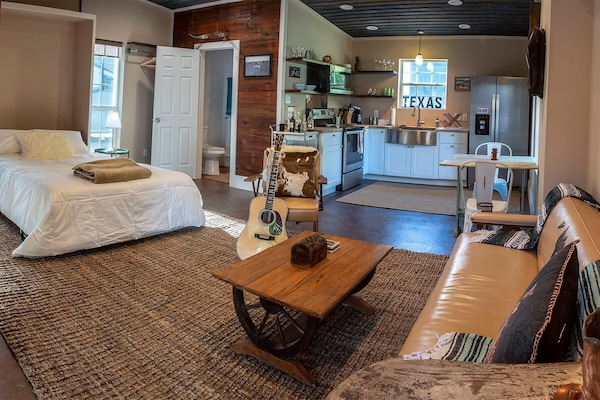 Very cozy studio style guesthouse. Queensized bed.