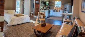 The Blueberry Cottage in South Austin