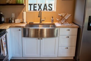 Fridge, microwave, oven, stovetop - The Blueberry Cottage in South Austin (Austin)