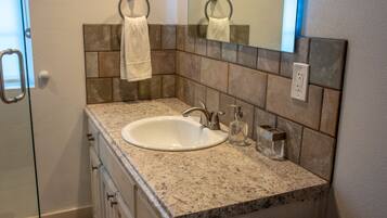 淋浴設備、風筒、提供毛巾、番梘