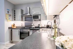 Fridge, microwave, oven, stovetop - Vectis Holiday Homes, Modern, spacious apartment, great location, free WIFI (Shanklin)