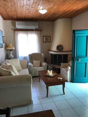 Fernseher, Kamin, Stereoanlage