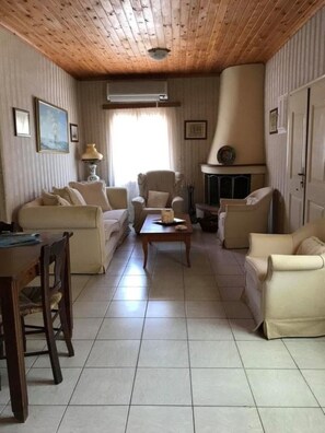 TV, fireplace, stereo - Lena’s traditional villa (Ayia Evfimia)