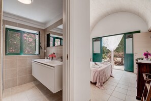 5 slaapkamers, een kluis op de kamer, een strijkplank/strijkijzer