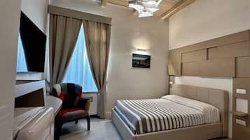 ميني بار وخزنة داخل الغرفة وتجهيزات عازلة للصوت وواي فاي مجانًا