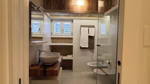 Habitación doble superior, varias camas, cocina básica, vistas a la montaña | Baño | Ducha, artículos de higiene personal gratuitos y secador de pelo